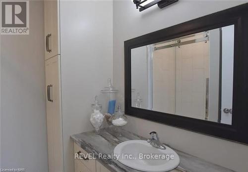 438 Mcalpine Avenue N, Welland (768 - Welland Downtown), ON - Indoor Photo Showing Bathroom