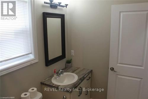 438 Mcalpine Avenue N, Welland (768 - Welland Downtown), ON - Indoor Photo Showing Bathroom