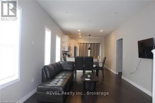 438 Mcalpine Avenue N, Welland (768 - Welland Downtown), ON - Indoor Photo Showing Living Room