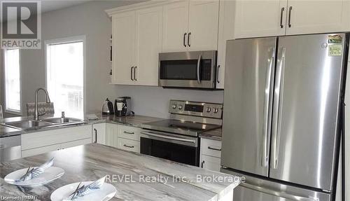 438 Mcalpine Avenue N, Welland (768 - Welland Downtown), ON - Indoor Photo Showing Kitchen With Double Sink With Upgraded Kitchen