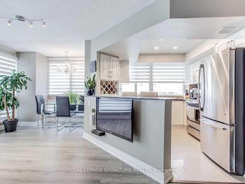 603-7 Broadway Ave, Toronto, ON - Indoor Photo Showing Kitchen With Stainless Steel Kitchen