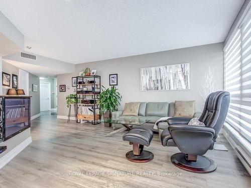 603-7 Broadway Ave, Toronto, ON - Indoor Photo Showing Living Room