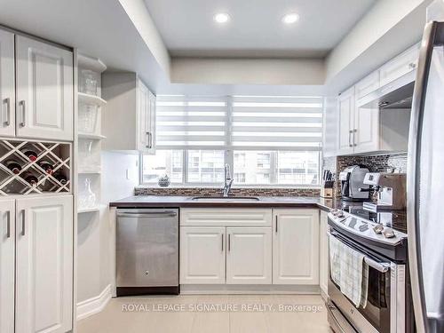 603-7 Broadway Ave, Toronto, ON - Indoor Photo Showing Kitchen