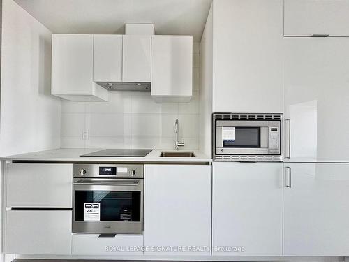 2910-238 Simcoe St, Toronto, ON - Indoor Photo Showing Kitchen