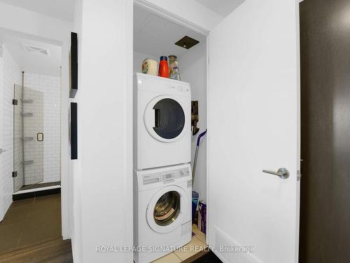 714-106 Dovercourt Rd, Toronto, ON - Indoor Photo Showing Laundry Room