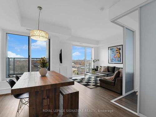 714-106 Dovercourt Rd, Toronto, ON - Indoor Photo Showing Living Room