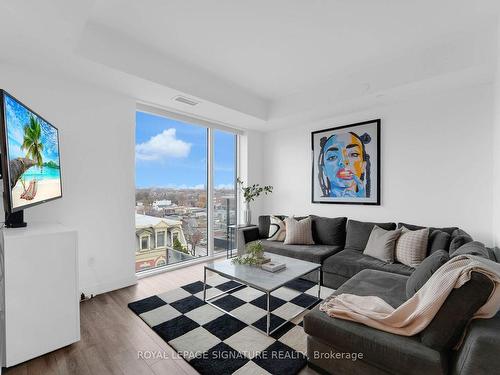 714-106 Dovercourt Rd, Toronto, ON - Indoor Photo Showing Living Room