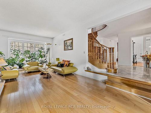 23 Forfardale Rd, Whitchurch-Stouffville, ON - Indoor Photo Showing Living Room