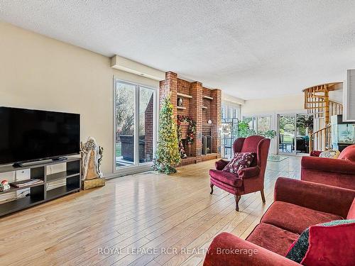 23 Forfardale Rd, Whitchurch-Stouffville, ON - Indoor Photo Showing Living Room