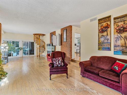 23 Forfardale Rd, Whitchurch-Stouffville, ON - Indoor Photo Showing Living Room