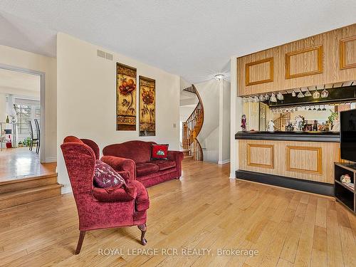 23 Forfardale Rd, Whitchurch-Stouffville, ON - Indoor Photo Showing Living Room