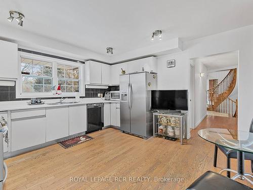 23 Forfardale Rd, Whitchurch-Stouffville, ON - Indoor Photo Showing Kitchen