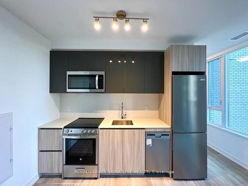 339-3100 Keele St, Toronto, ON - Indoor Photo Showing Kitchen