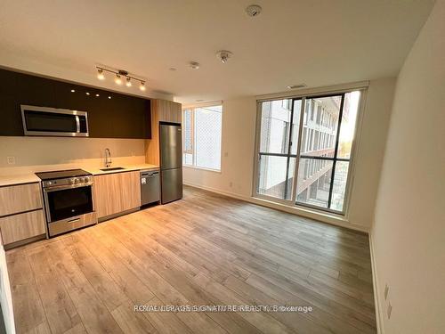 339-3100 Keele St, Toronto, ON - Indoor Photo Showing Kitchen