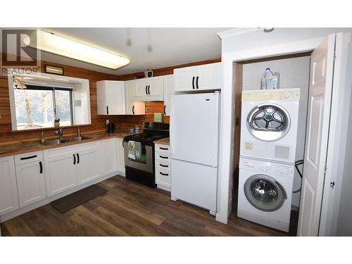 stacking laundry in the kitchen area - 36 Lakeshore Drive, Vernon, BC - Indoor