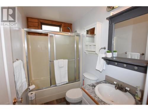 full 4 piece bath - 36 Lakeshore Drive, Vernon, BC - Indoor Photo Showing Bathroom