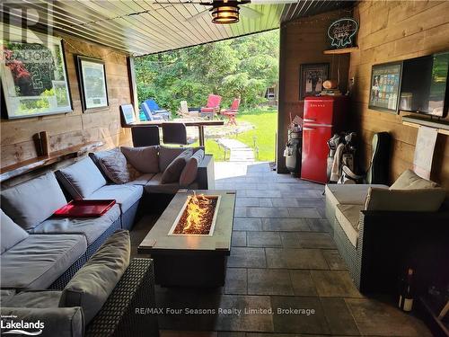 209342 26, Blue Mountains (Blue Mountain Resort Area), ON -  Photo Showing Living Room