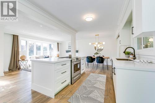 33 Sewell Drive, Oakville, ON - Indoor Photo Showing Kitchen With Upgraded Kitchen