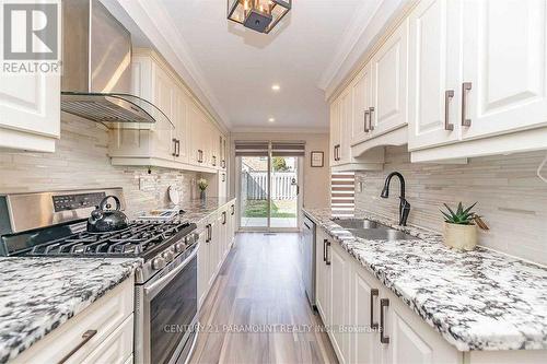 28 Blairwood Court, Brampton, ON - Indoor Photo Showing Kitchen With Double Sink With Upgraded Kitchen