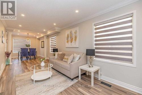 28 Blairwood Court, Brampton, ON - Indoor Photo Showing Living Room