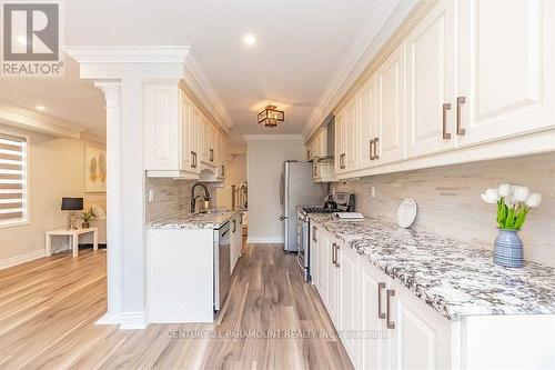 28 Blairwood Court, Brampton, ON - Indoor Photo Showing Kitchen With Upgraded Kitchen