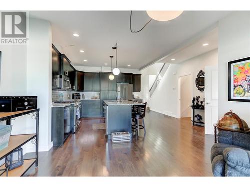 328 Providence Avenue Unit# 10, Kelowna, BC - Indoor Photo Showing Kitchen With Upgraded Kitchen