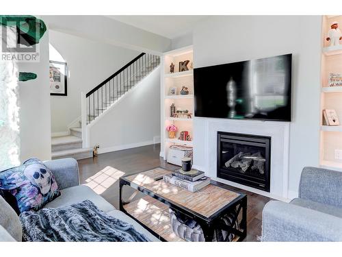 328 Providence Avenue Unit# 10, Kelowna, BC - Indoor Photo Showing Living Room With Fireplace