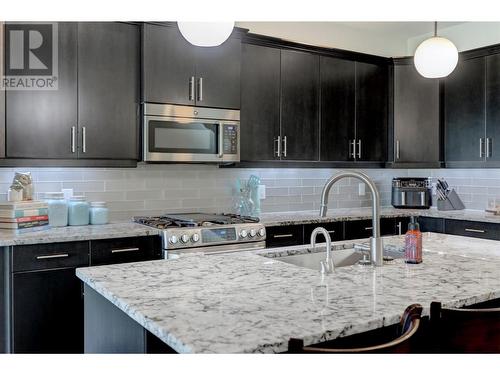 328 Providence Avenue Unit# 10, Kelowna, BC - Indoor Photo Showing Kitchen With Upgraded Kitchen