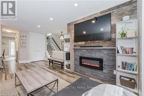 520 Pineview Gardens, Shelburne, ON - Indoor Photo Showing Living Room With Fireplace