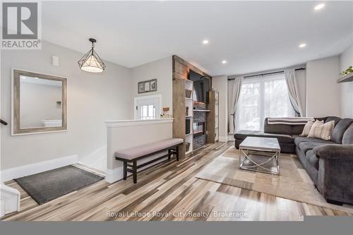 520 Pineview Gardens, Shelburne, ON - Indoor Photo Showing Living Room