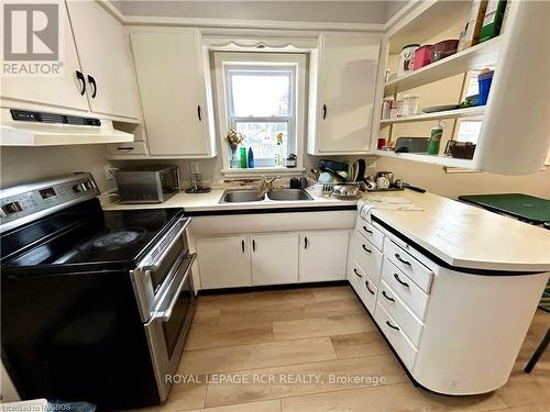 440 9Th Street, Hanover, ON - Indoor Photo Showing Kitchen With Double Sink