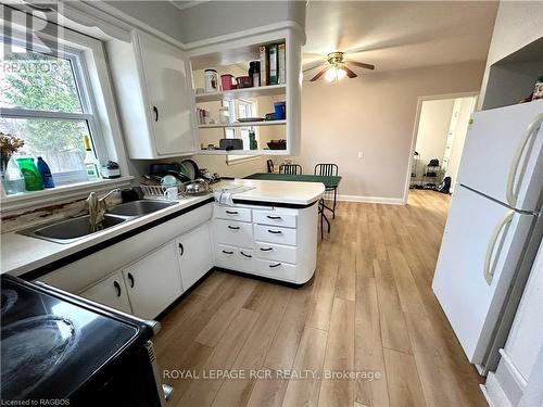 440 9Th Street, Hanover, ON - Indoor Photo Showing Kitchen With Double Sink