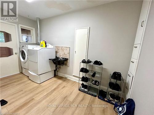 440 9Th Street, Hanover, ON - Indoor Photo Showing Laundry Room