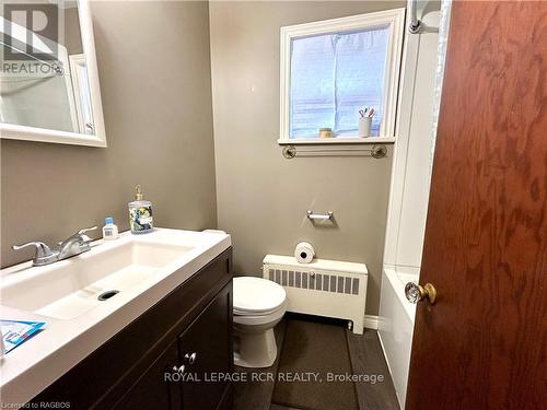 440 9Th Street, Hanover, ON - Indoor Photo Showing Bathroom