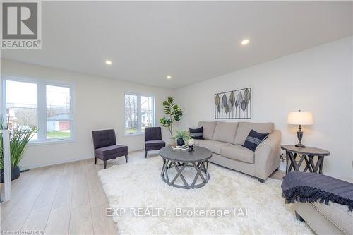 2640 9Th Avenue E, Owen Sound, ON - Indoor Photo Showing Living Room