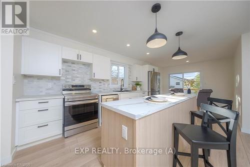 2640 9Th Avenue E, Owen Sound, ON - Indoor Photo Showing Kitchen