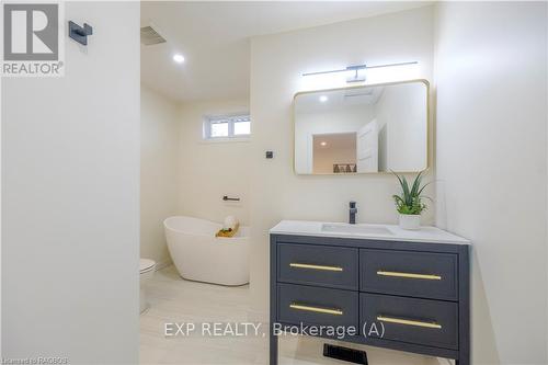 2640 9Th Avenue E, Owen Sound, ON - Indoor Photo Showing Bathroom