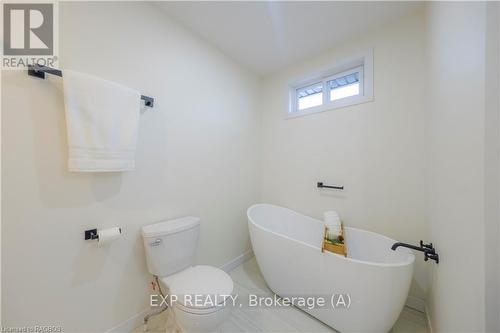 2640 9Th Avenue E, Owen Sound, ON - Indoor Photo Showing Bathroom