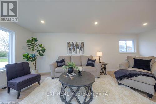 2640 9Th Avenue E, Owen Sound, ON - Indoor Photo Showing Living Room