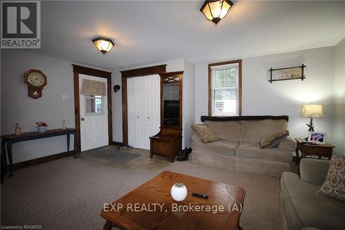 158 Kinross Street, Grey Highlands (Priceville), ON - Indoor Photo Showing Living Room