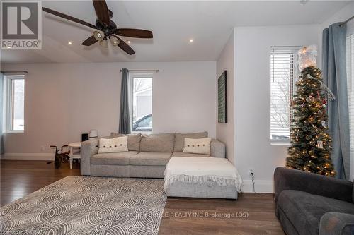 385 Princess Street, Georgian Bluffs, ON - Indoor Photo Showing Living Room