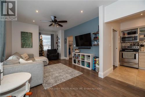 385 Princess Street, Georgian Bluffs, ON - Indoor Photo Showing Living Room