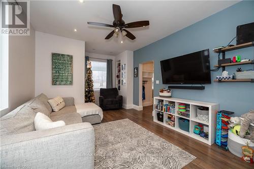 385 Princess Street, Georgian Bluffs, ON - Indoor Photo Showing Living Room