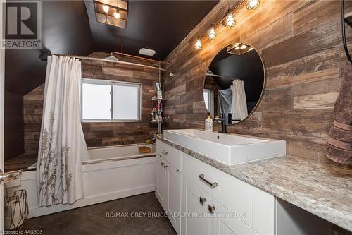 385 Princess Street, Georgian Bluffs, ON - Indoor Photo Showing Bathroom