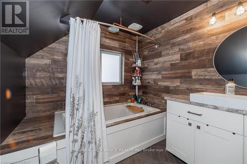 385 Princess Street, Georgian Bluffs, ON - Indoor Photo Showing Bathroom