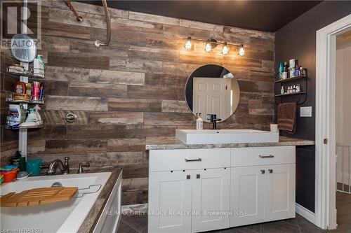 385 Princess Street, Georgian Bluffs, ON - Indoor Photo Showing Bathroom