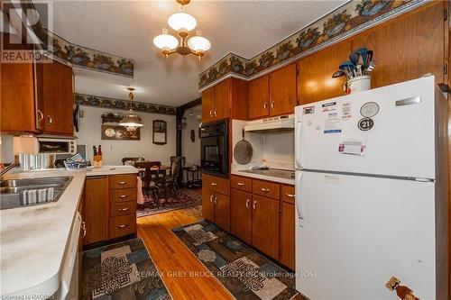 564 Municipal Road, South Bruce Peninsula, ON - Indoor Photo Showing Kitchen With Double Sink