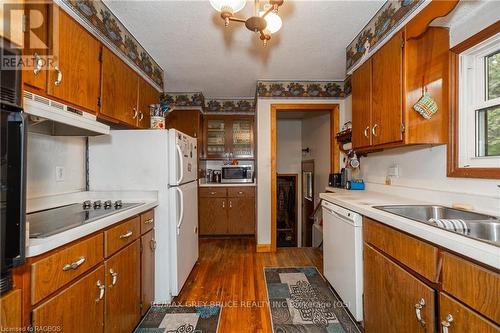 564 Municipal Road, South Bruce Peninsula, ON - Indoor Photo Showing Kitchen With Double Sink