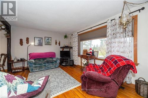 564 Municipal Road, South Bruce Peninsula, ON - Indoor Photo Showing Living Room