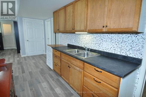 1905 8Th Avenue E, Owen Sound, ON - Indoor Photo Showing Kitchen With Double Sink